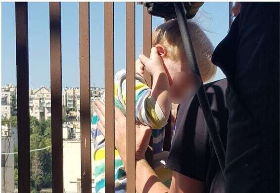 הכבאים מחלצים את התינוק // צילום: כב"ה ירושלים